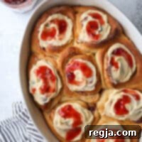 Γλυκά Ρολάκια με Φυστικοβούτυρο και Μαρμελάδα 6 Αφράτα ρολά με φυστικοβούτυρο και μαρμελάδα φράουλα είναι τόσο απολαυστικά!