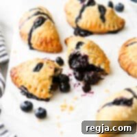 Πιτάκια Μύρτιλου 9 Κοντινό πλάνο γέμισης μύρτιλου μέσα σε μικρή πίτα