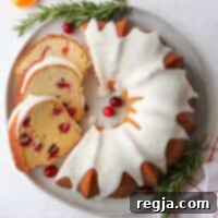 Πορτοκαλένιο Κέικ με Κράνμπερι 10 Κέικ bundt κράνμπερι πορτοκάλι και φέτες σε πιάτο
