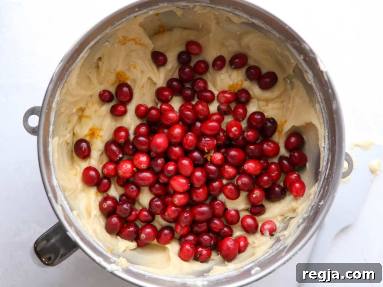 Προσθήκη κράνμπερι στη ζύμη του κέικ bundt