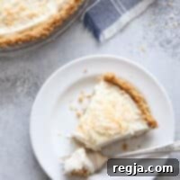 Μια φέτα από την πιο ονειρική τάρτα κρέμας καρύδας χωρίς ψήσιμο
