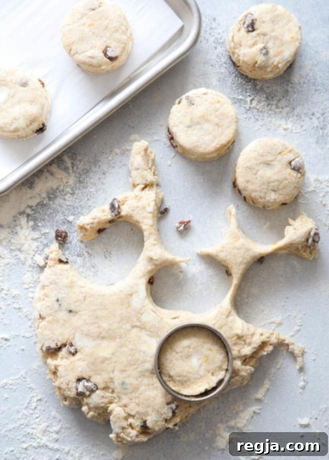 Κόβοντας hot cross biscuits