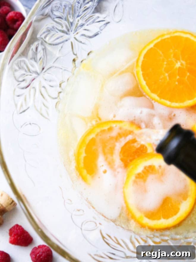 Φωτογραφία από Mimosa Punch με φρέσκα φρούτα σερβιρισμένο σε μπολ