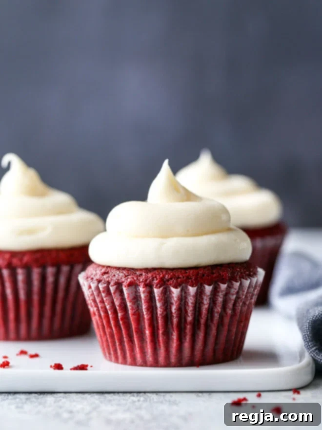Red Velvet Cupcakes με πλούσιο φρόστινγκ κρέμας τυριού
