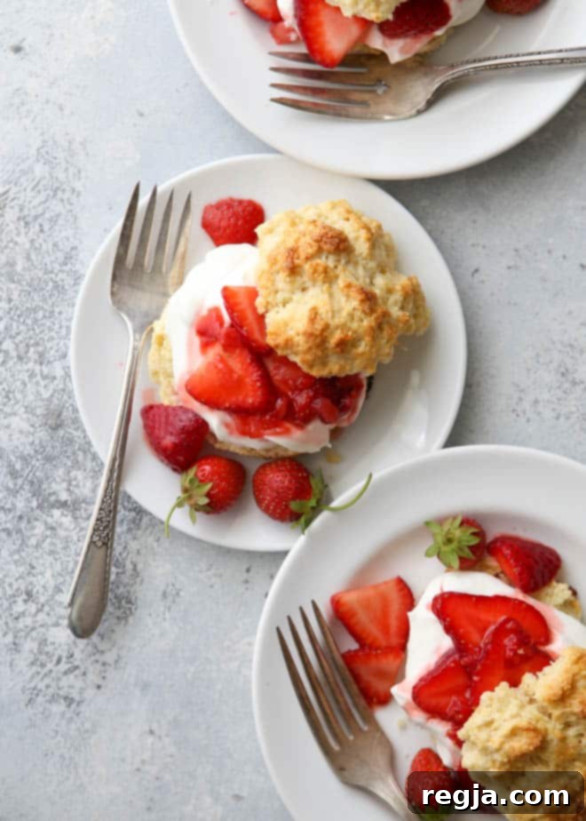 Κοντινό πλάνο από φράουλες shortcakes σε πιάτο