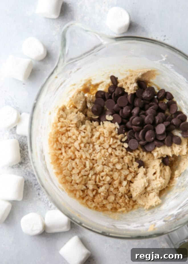 Προσθέστε δημητριακά ρυζιού Rice Krispie στη ζύμη των cookies με κομματάκια σοκολάτας!