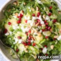 Σαλάτα με Λαχανάκια Βρυξελλών και Ρόκα 5 Σαλάτα με ψιλοκομμένα λαχανάκια Βρυξελλών και ρόκα με φέτα, φουντούκια και ρόδι
