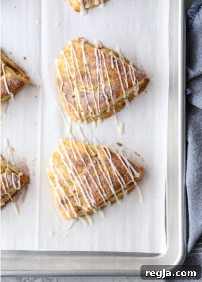Λεπτομέρεια από scones κανέλας-ζάχαρης έτοιμα για σερβίρισμα.