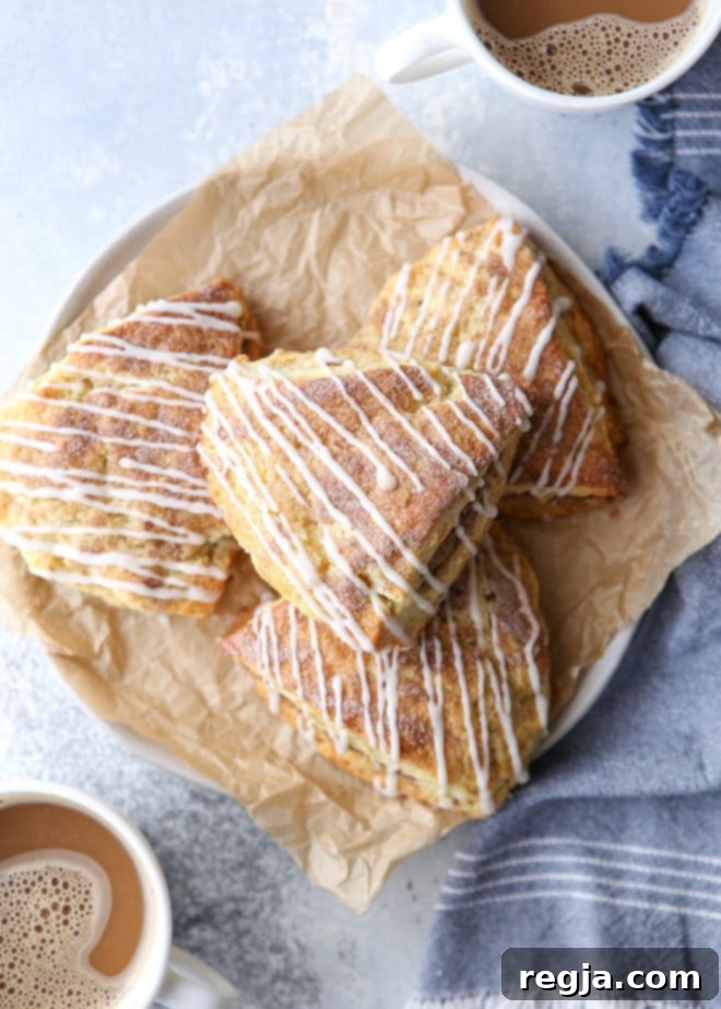 Φρεσκοψημένα scones κανέλας-ζάχαρης με λαχταριστό γλάσο.