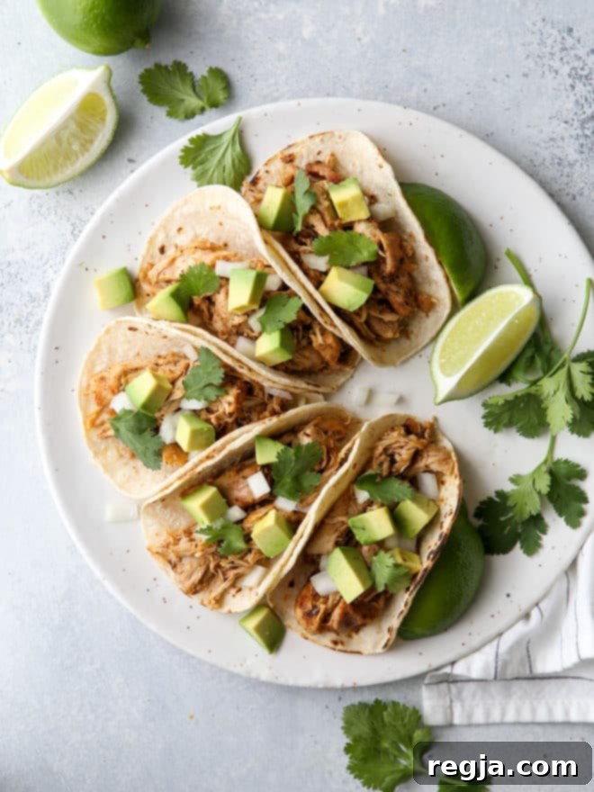 Αυτά τα εύκολα μεξικάνικα street tacos γεμάτα με καρυκευμένο ψιλοκομμένο κοτόπουλο, ψιλοκομμένα κρεμμύδια, αβοκάντο και κόλιανδρο είναι βέβαιο ότι θα γίνουν αγαπημένα από όλους!