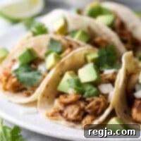 Αυτά τα εύκολα μεξικάνικα street tacos γεμάτα με καρυκευμένο ψιλοκομμένο κοτόπουλο, ψιλοκομμένα κρεμμύδια, αβοκάντο και κόλιανδρο είναι βέβαιο ότι θα γίνουν αγαπημένα από όλους!