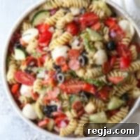Ιταλική Σαλάτα Ζυμαρικών 7 Αυτή η γρήγορη και γευστική ιταλική σαλάτα ζυμαρικών είναι γεμάτη με πεπερόνι, φρέσκια μοτσαρέλα, πιπεριές, ντομάτες, αγγούρια, ελιές και βασιλικό, ιδανική για potlucks και πάρτι!