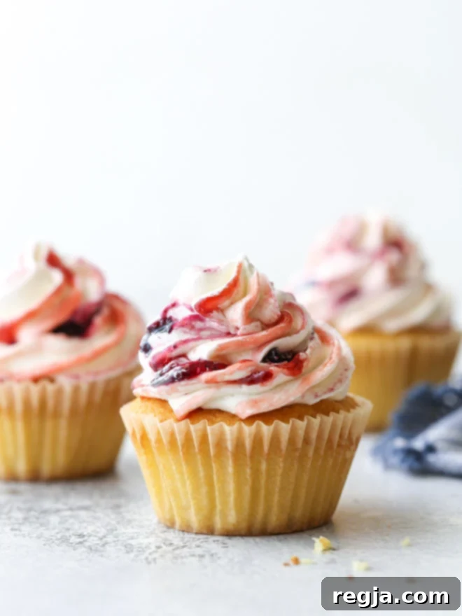 Λεπτεπίλεπτα cupcakes βανίλιας με βουτυρόκρεμα και στριφογυριστή μαρμελάδα μούρων είναι υπέροχα και πεντανόστιμα!