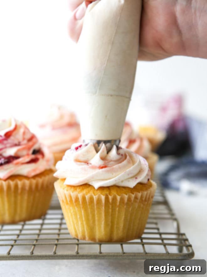 Λεπτεπίλεπτα cupcakes βανίλιας με βουτυρόκρεμα και στριφογυριστή μαρμελάδα μούρων είναι υπέροχα και πεντανόστιμα!