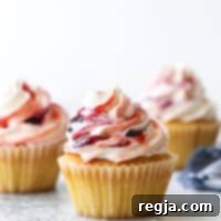 Λεπτεπίλεπτα cupcakes βανίλιας με βουτυρόκρεμα και στριφογυριστή μαρμελάδα μούρων είναι υπέροχα και πεντανόστιμα!