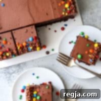 Μια σοκολατένια τούρτα ταψιού ενός μπολ με εύκολο γλάσο φοντάν, ιδανική για τους λάτρεις της σοκολάτας!