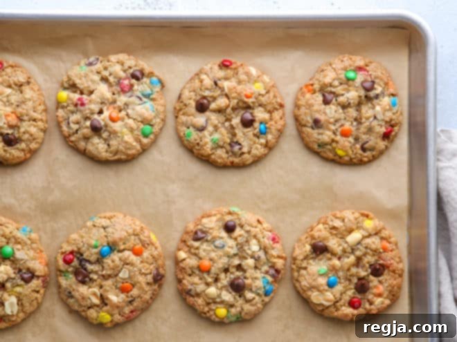 Αυτά τα τεράστια monster cookies είναι η απόλυτη απόλαυση! Είναι γεμάτα με M&Ms, βρώμη, κομματάκια σοκολάτας, φιστίκια και τραγανά δημημητριακά ρυζιού.