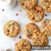 Τερατώδη Μπισκότα 7 Αυτά τα τεράστια monster cookies είναι η απόλυτη απόλαυση! Είναι γεμάτα με M&Ms, βρώμη, κομματάκια σοκολάτας, φιστίκια και τραγανά δημητριακά ρυζιού.