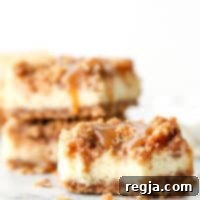 Στρώσεις από στρέουζελ μπισκότου γκράχαμ, απαλή κρέμα τυριού, κομμάτια μήλου με κανέλα και σιρόπι καραμέλας συνθέτουν αυτές τις πλούσιες και κρεμώδεις μπάρες cheesecake με καραμελωμένο μήλο.
