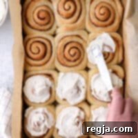 Αυτά τα απίστευτα νόστιμα κανελοψωμάκια χωρίς ζύμωμα με γλάσο βανίλιας μπορεί να είναι τα πιο εύκολα που θα φτιάξετε ποτέ!