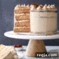 Πολύστρωτη Τούρτα Κανέλας και Καστανής Ζάχαρης 7 Αυτή η τούρτα στρώσεων με καστανή ζάχαρη και κανέλα είναι γεμάτη με φθινοπωρινές γεύσεις και αρώματα, με υγρές στρώσεις κέικ και την πιο αφράτη βουτυρόκρεμα!