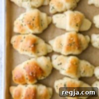 Αφράτα κρουασανάκια σκορδόψωμα με αρωματικά βότανα