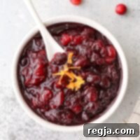 Εσπεριδοειδές Μπαχαρένιο Κράνμπερι 6 Μόνο 6 υλικά και 15 λεπτά χρειάζονται για αυτή την υπέροχη και γευστική σάλτσα κράνμπερι με εσπεριδοειδή και μπαχαρικά!