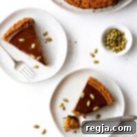 Φέτα σοκολατένιας τάρτας κολοκύθας με κρούστα τζίντζερ.