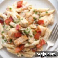 Ζυμαρικά Ραντς με Κοτόπουλο και Μπέικον 6 Αυτή η μακαρονάδα κοτόπουλο μπέικον Ranch είναι ένα εύκολο γεύμα που θα λατρέψει όλη η οικογένεια. Είναι γεμάτη με φιλέτο κοτόπουλου, τραγανό μπέικον, φρέσκα βότανα και πνιγμένη σε μια πλούσια σάλτσα sour cream.