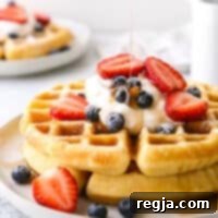 στοίβα από βάφλες βουτυρόγαλου με σιρόπι