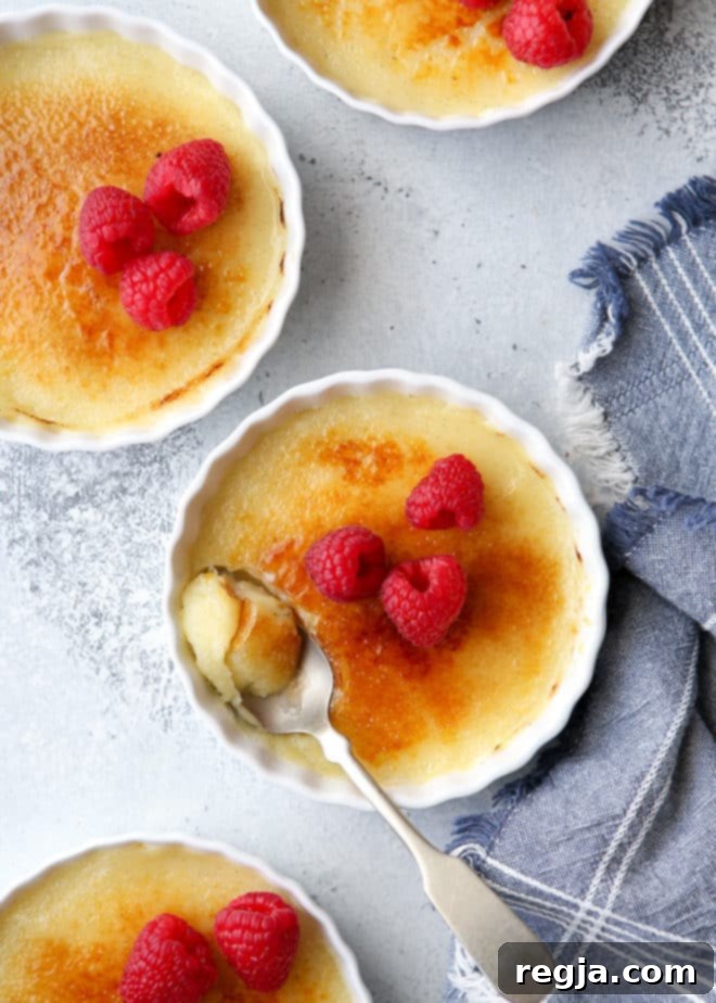 Εύκολο Κρεμ Μπρουλέ χωρίς φούρνο 6 Crème Brûlée χωρίς ψήσιμο με τέλεια καραμελωμένη κρούστα, έτοιμη για σερβίρισμα.
