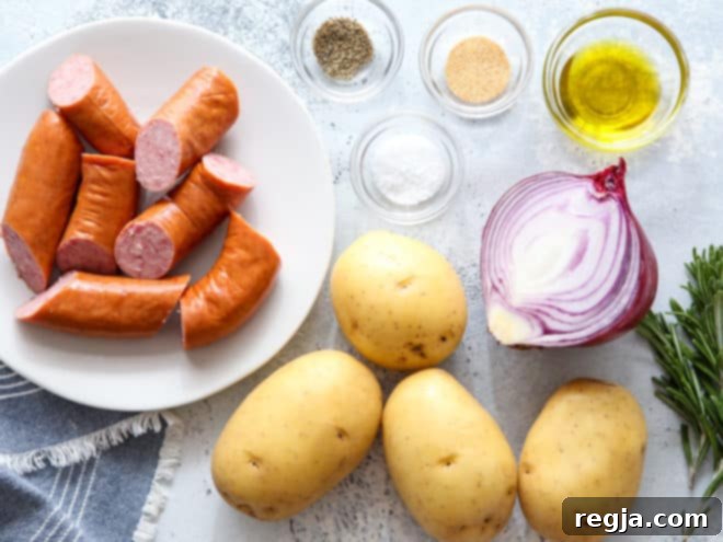 Λουκάνικα και Πατάτες στο Ταψί 4 Ανάμειξη λουκάνικων, πατατών και κρεμμυδιών μαζί