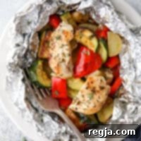 Αυτά τα πεντανόστιμα πακέτα αλουμινόχαρτου με κοτόπουλο και λαχανικά είναι ένα πλήρες και χορταστικό γεύμα τυλιγμένο σε αλουμινόχαρτο και μαγειρεμένο πάνω από φωτιά, στη σχάρα ή στον φούρνο.