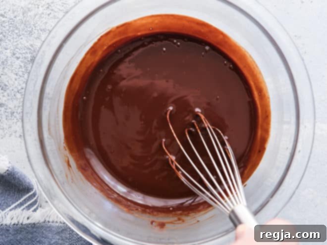 Απαλή και λαμπερή σάλτσα hot fudge έτοιμη