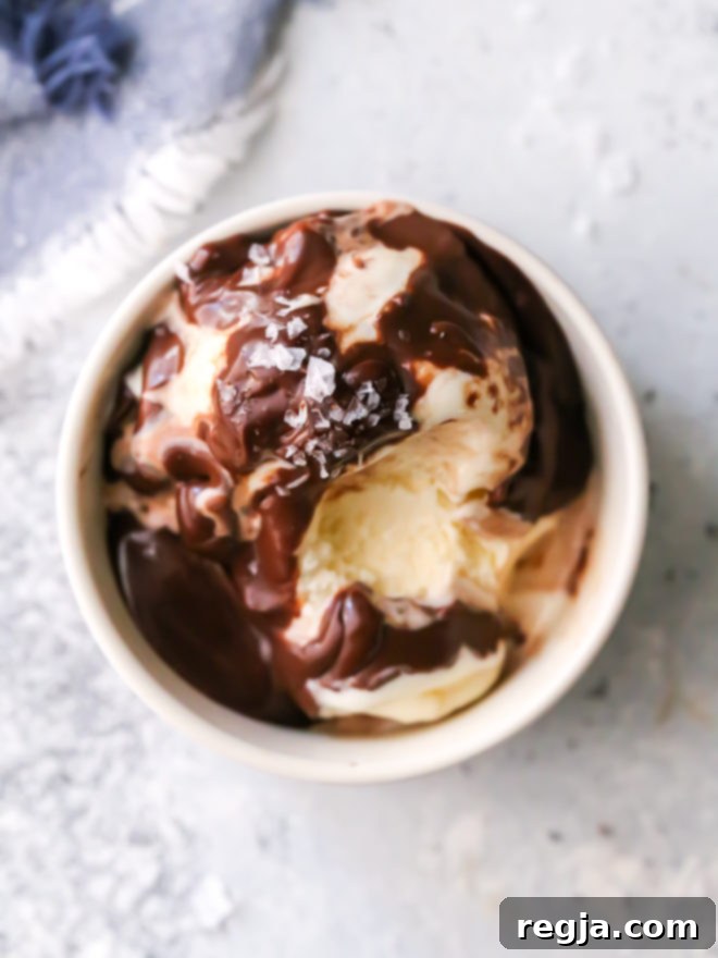 Η πιο πλούσια, σοκολατένια σάλτσα hot fudge που έχετε δοκιμάσει! Ιδανική για παγωτό και κάθε επιδόρπιο.