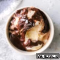 Η πιο πλούσια, σοκολατένια σάλτσα hot fudge που έχετε δοκιμάσει! Ιδανική για παγωτό και κάθε επιδόρπιο.