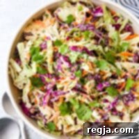 Εύκολη Κλασική Λαχανοσαλάτα 6 Αυτή είναι η πιο εύκολη κλασική coleslaw γεμάτη με λάχανο, καρότα, σχοινόπρασα, κόλιανδρο και κρεμώδη σος μαγιονέζας.