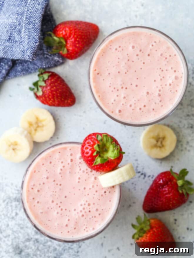 ανάμεικτα smoothies με φράουλες και κομμένες μπανάνες