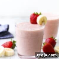 smoothie φράουλα μπανάνα σε ποτήρι με φρούτα