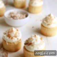 Cupcakes Καρύδας με Γλάσο Κρέμας Τυριού