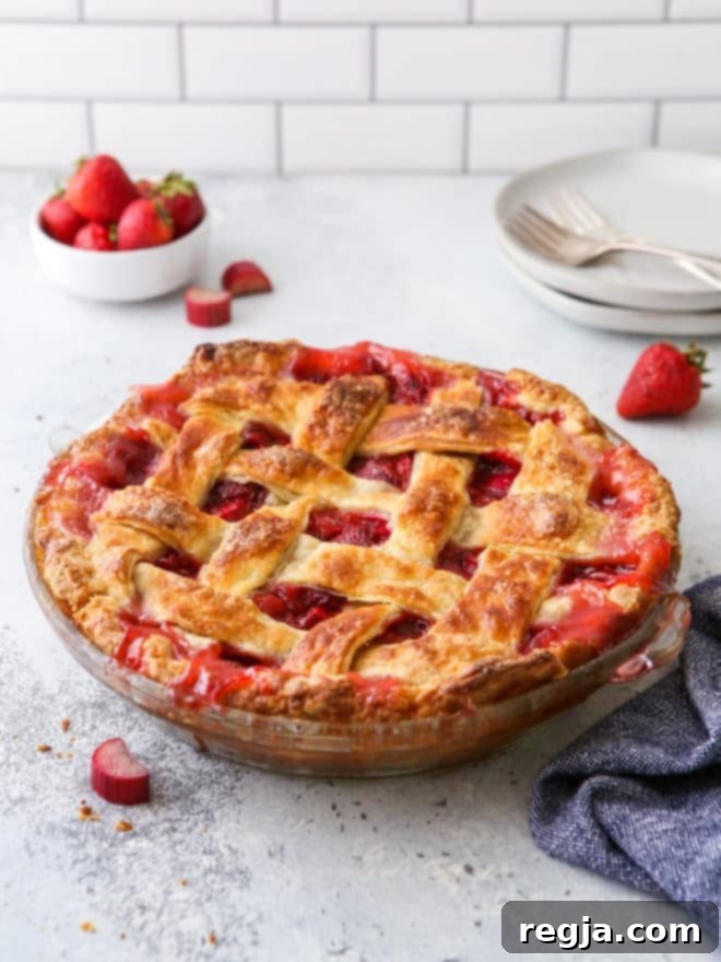 Πίτα Φράουλας και Ραβεντιού 2 strawberry rhubarb pie on table with stack of plates