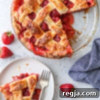 Πίτα Φράουλας και Ραβεντιού 10 strawberry rhubarb pie with a slice on a plate