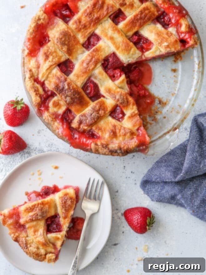 Πίτα Φράουλας και Ραβεντιού 3 strawberry rhubarb pie with a slice on a plate