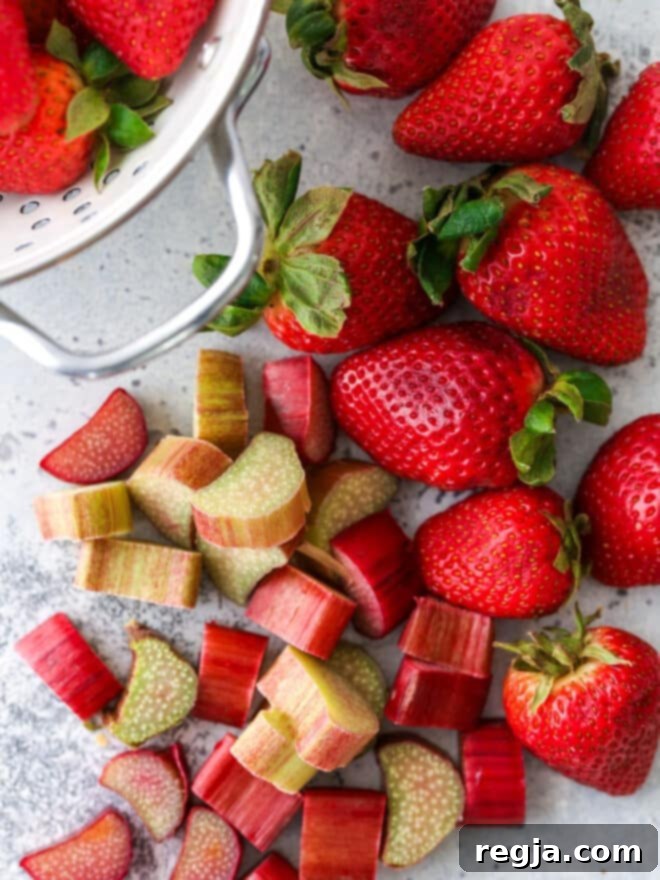 Πίτα Φράουλας και Ραβεντιού 4 whole strawberries and sliced rhubarb