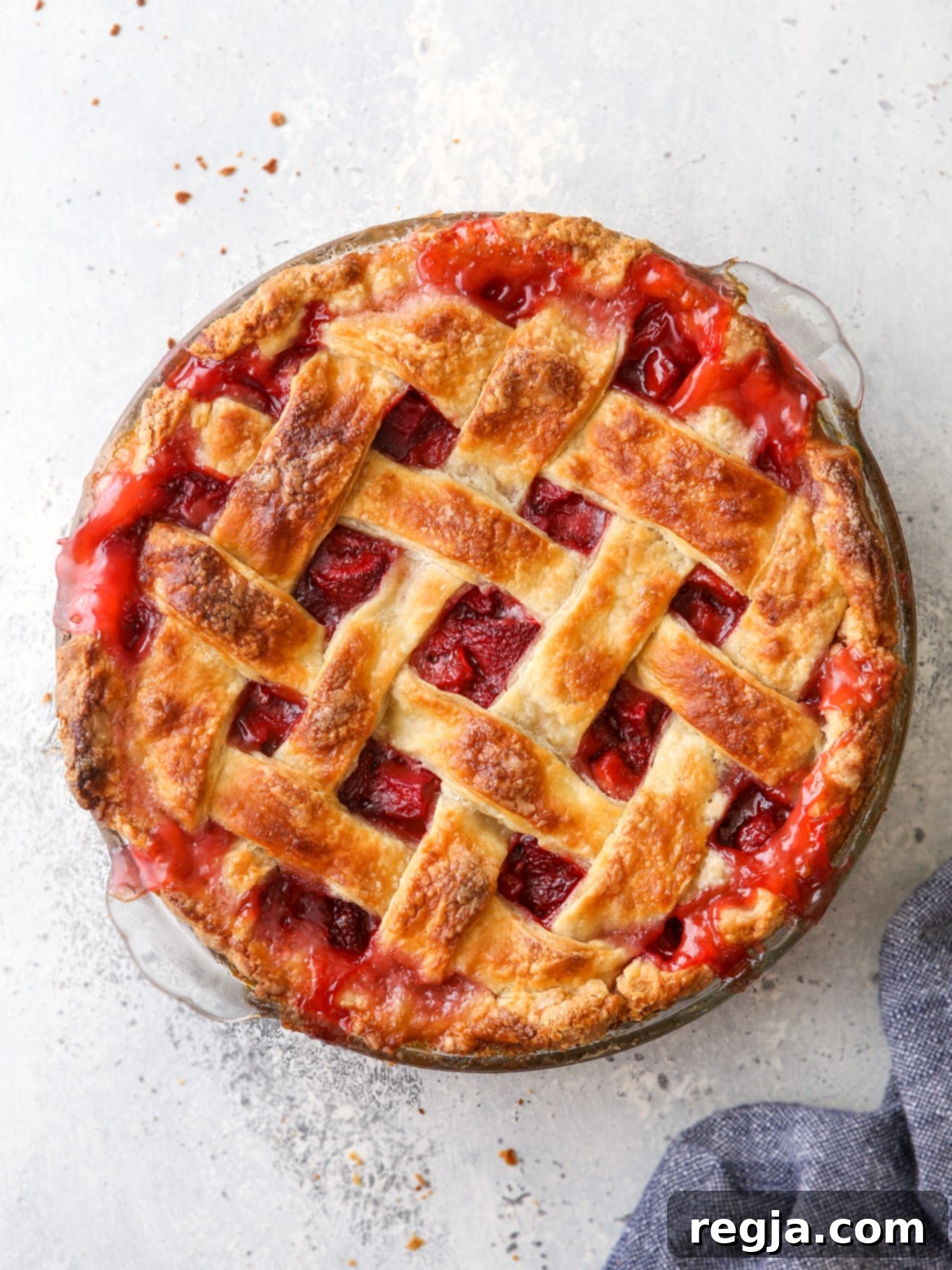 baked strawberry rhubarb pie