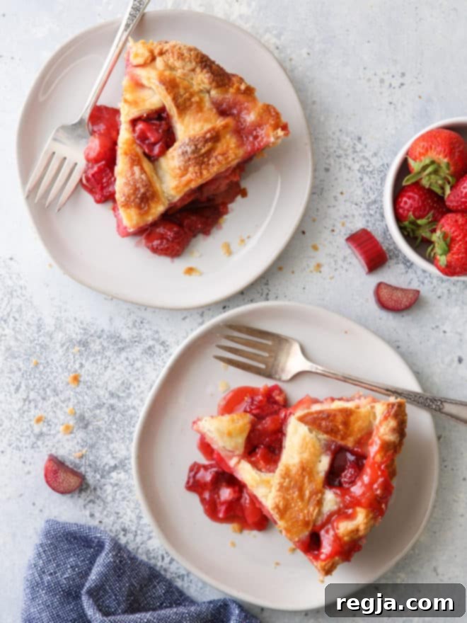 Πίτα Φράουλας και Ραβεντιού 9 2 slices of strawberry rhubarb pie on plates with napkin