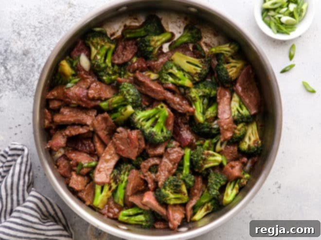 Βοδινό και μπρόκολο stir fry σε τηγάνι