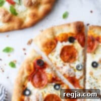 κοντινό πλάνο σε κομμάτι πίτσας πεπερόνι