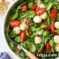 Κοντινό πλάνο σαλάτας Καπρέζε με ρόκα σε μπολ