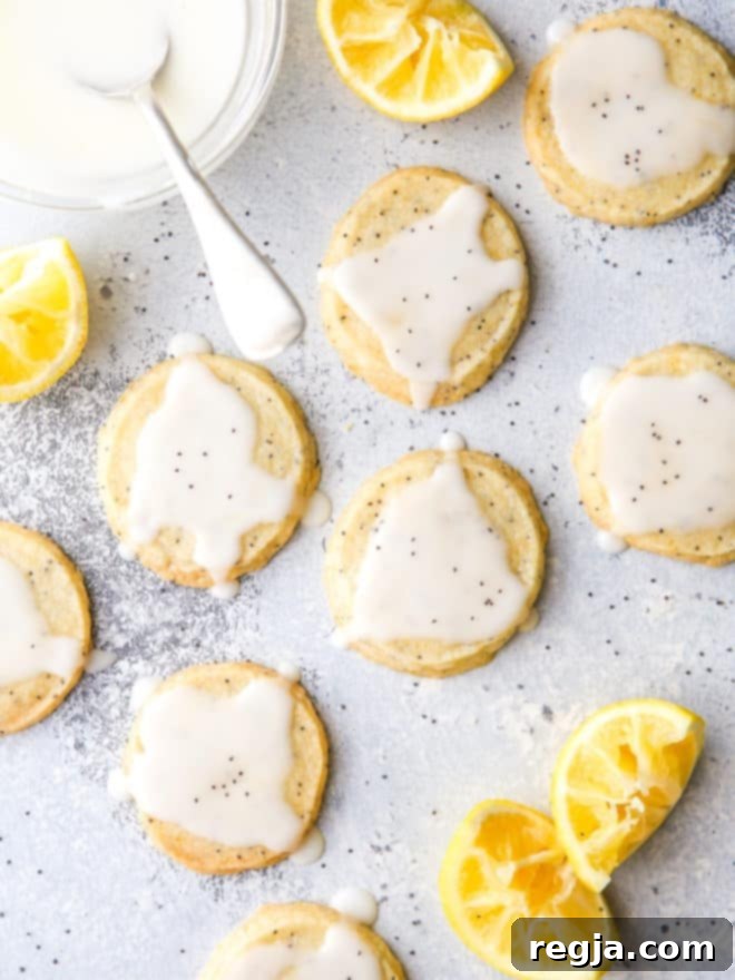 Μπισκότα shortbread με λεμόνι και παπαρουνόσπορο και γλάσο λεμονιού